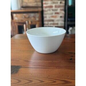 Fitz & Floyd Everyday White porcelain 9.5" diameter Serving Bowl 4.75" tall